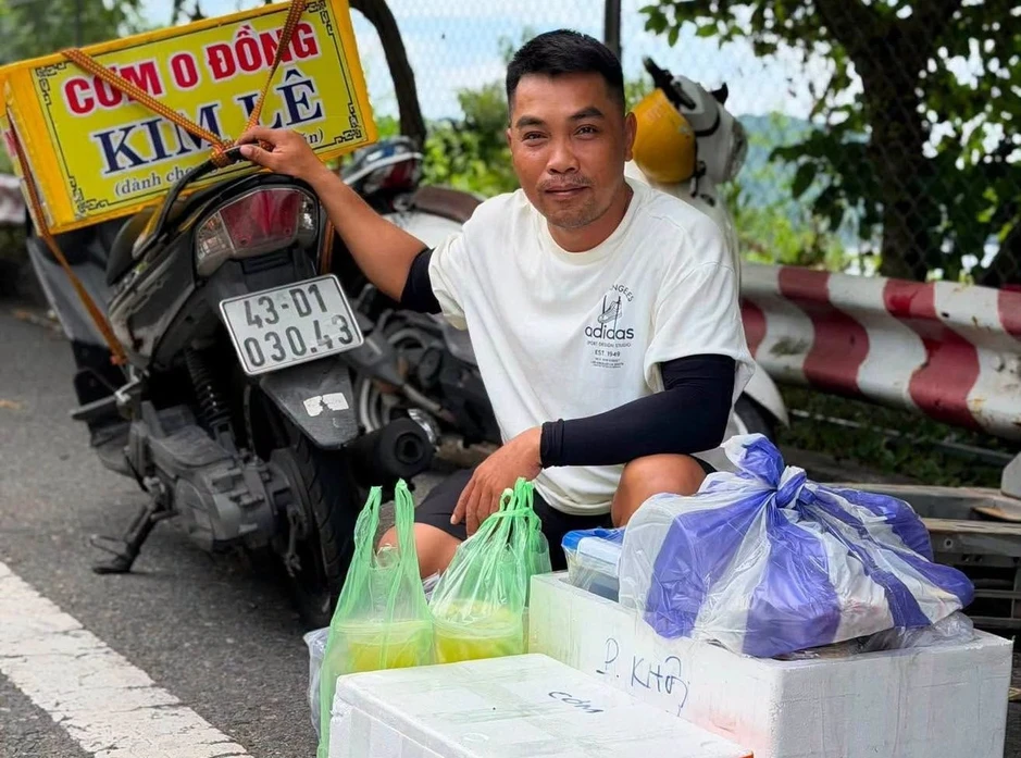 Người dân nấu cơm tiếp sức đội tìm kiếm nạn nhân mất tích ở Mũi Nghê Người dân nấu cơm tiếp sức đội tìm kiếm nạn nhân mất tích ở Mũi Nghê
