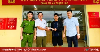 Người dân nhặt được ví tiền, trao trả người đánh rơi