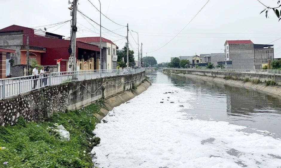 Người dân ở Bắc Ninh bức xúc việc kênh Kim Đôi ô nhiễm nặng, nước đen kịt Người dân ở Bắc Ninh bức xúc việc kênh Kim Đôi ô nhiễm nặng, nước đen kịt