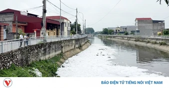 Người dân ở Bắc Ninh bức xúc việc kênh Kim Đôi ô nhiễm nặng, nước đen kịt