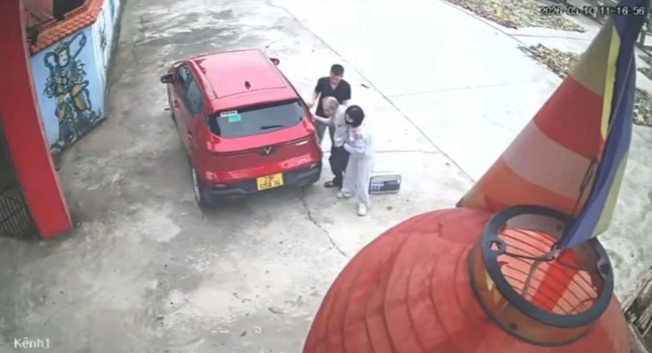 Người đàn ông bị con gái đem bỏ ở chùa đã được đón về Người đàn ông bị con gái đem bỏ ở chùa đã được đón về