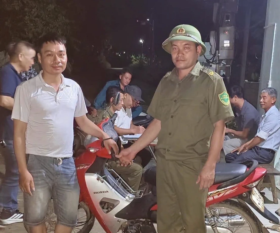 Người đàn ông bị lũ cuốn trôi, may mắn thoát nạn trong gang tấc Người đàn ông bị lũ cuốn trôi, may mắn thoát nạn trong gang tấc