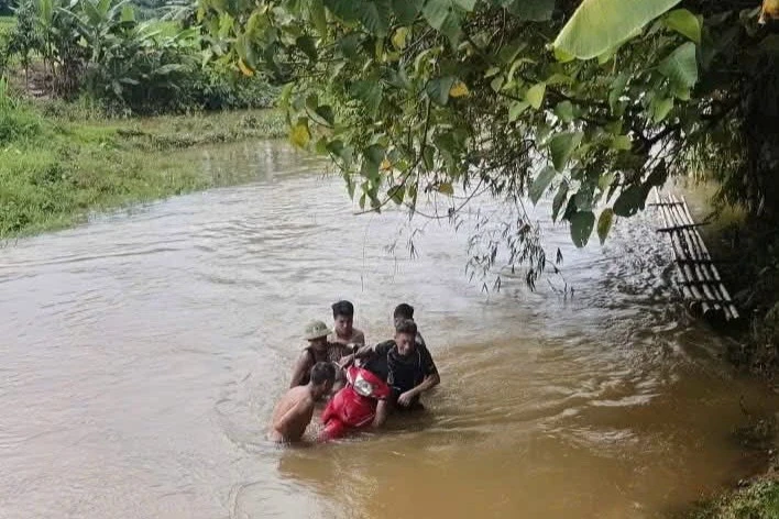 Người đàn ông bị lũ cuốn trôi, may mắn thoát nạn trong gang tấc Người đàn ông bị lũ cuốn trôi, may mắn thoát nạn trong gang tấc