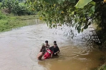 Người đàn ông bị lũ cuốn trôi, may mắn thoát nạn trong gang tấc