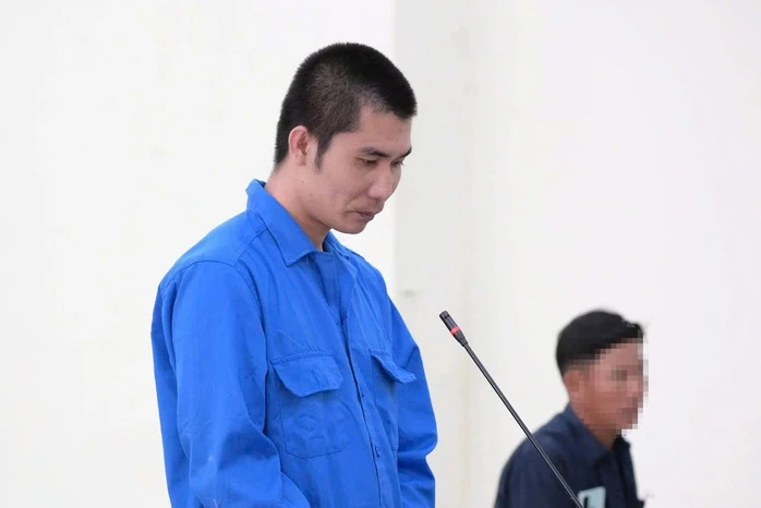 Người đàn ông bóp cổ bạn gái rồi đặt hoa hồng lên thi thể Người đàn ông bóp cổ bạn gái rồi đặt hoa hồng lên thi thể