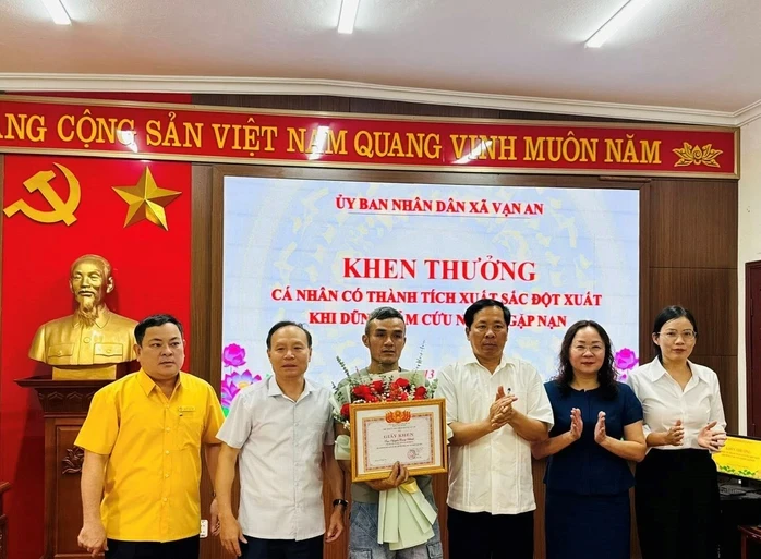 Người đàn ông cứu sống người mẹ ôm con nhảy cầu tự tử: Bị thương vẫn cố gắng cứu người Người đàn ông cứu sống người mẹ ôm con nhảy cầu tự tử: Bị thương vẫn cố gắng cứu người