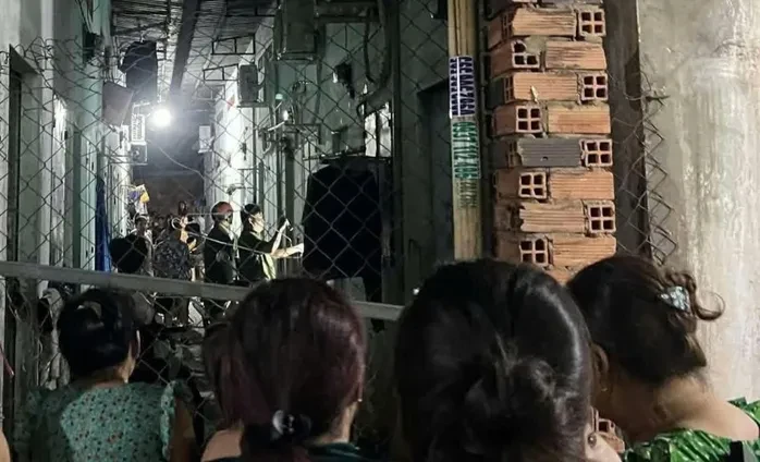 Người đàn ông đâm người phụ nữ rồi cố thủ trong phòng trọ ở TP Hồ Chí Minh Người đàn ông đâm người phụ nữ rồi cố thủ trong phòng trọ ở TP Hồ Chí Minh