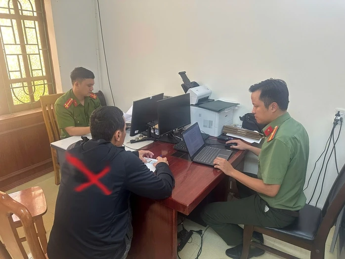 Người đàn ông đăng tải hình ảnh cá nhân ghép mặc quân phục CAND Người đàn ông đăng tải hình ảnh cá nhân ghép mặc quân phục CAND