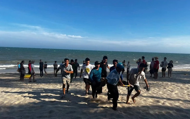 Người đàn ông đi câu cá ở biển Quy Nhơn rồi nằm chết dưới nước Người đàn ông đi câu cá ở biển Quy Nhơn rồi nằm chết dưới nước