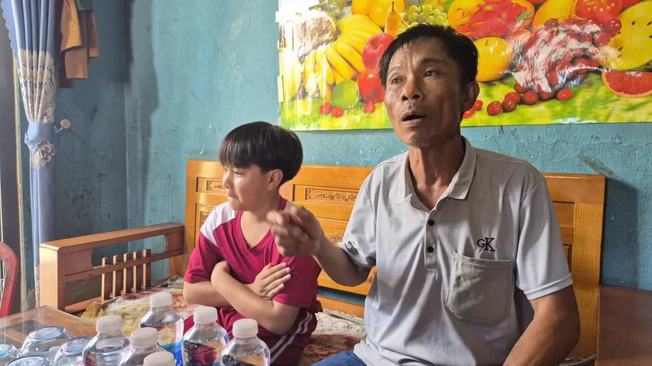Người đàn ông dũng cảm cứu 2 cháu bé bị sóng cuốn trôi tại biển Nam Ô Người đàn ông dũng cảm cứu 2 cháu bé bị sóng cuốn trôi tại biển Nam Ô