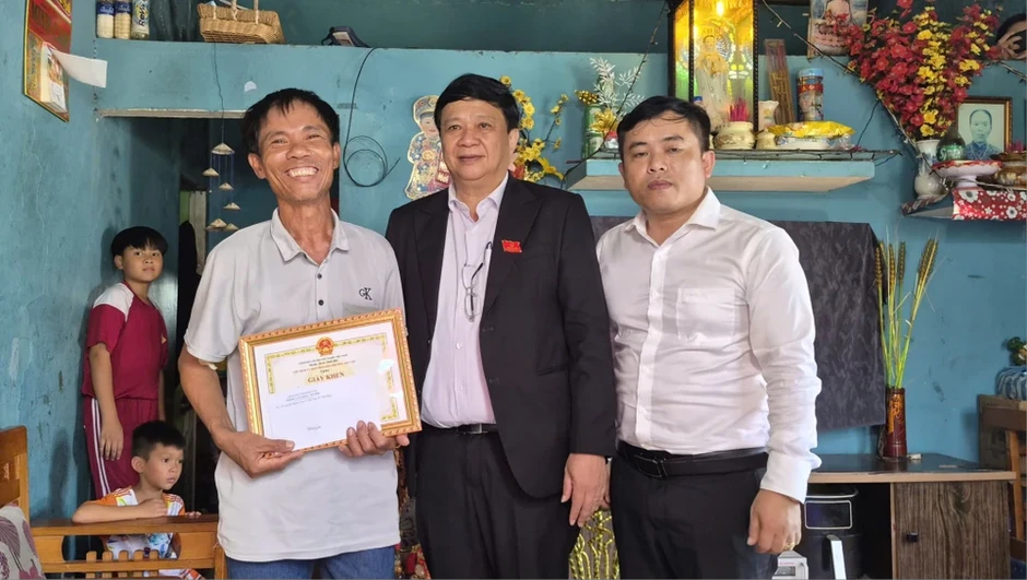 Người đàn ông dũng cảm cứu 2 cháu bé bị sóng cuốn trôi tại biển Nam Ô Người đàn ông dũng cảm cứu 2 cháu bé bị sóng cuốn trôi tại biển Nam Ô