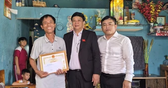 Người đàn ông dũng cảm cứu 2 cháu bé bị sóng cuốn trôi tại biển Nam Ô