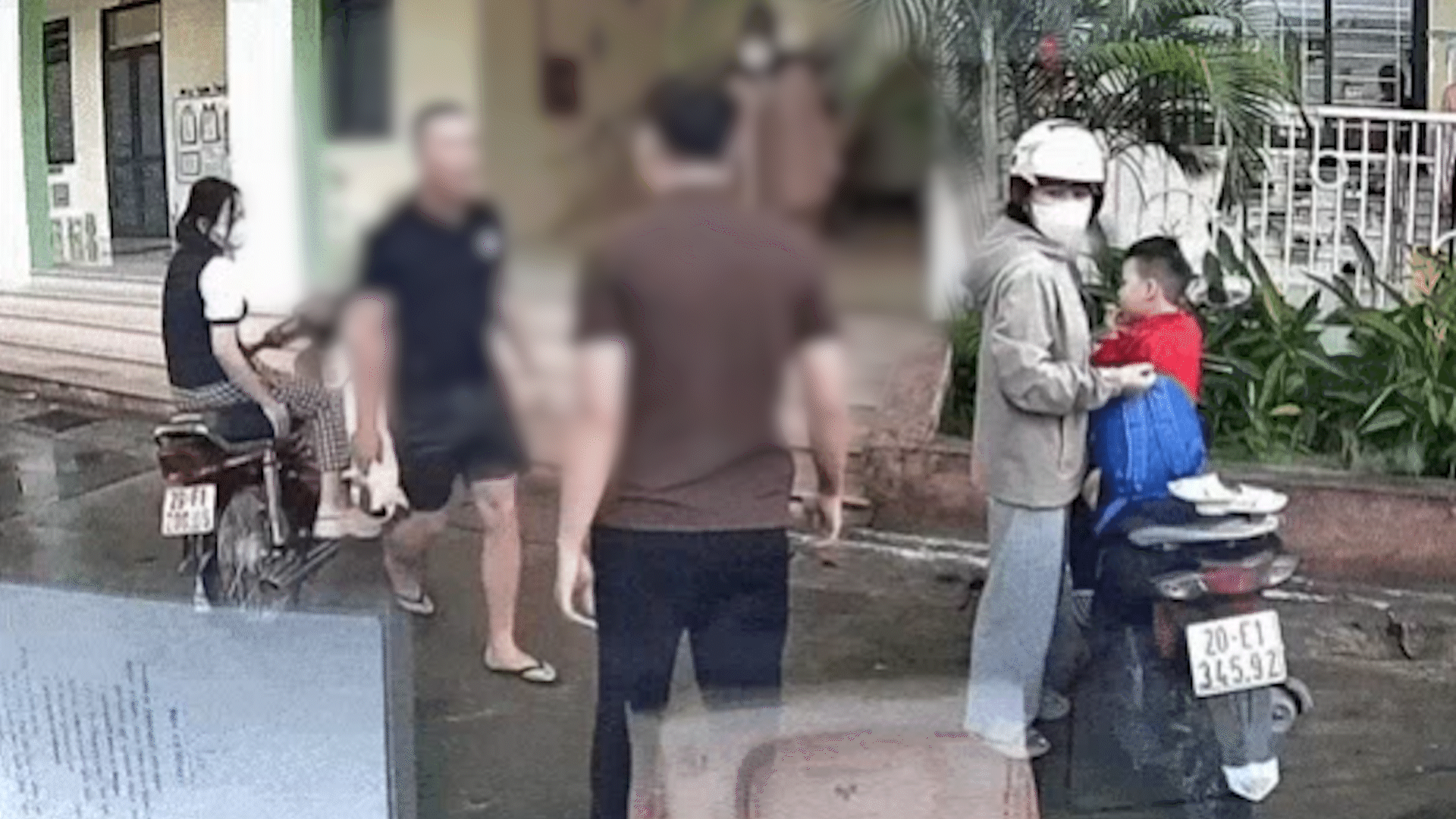 Người đàn ông hành hung tài xế giao hàng trong trường mầm non ở Bắc Ninh Người đàn ông hành hung tài xế giao hàng trong trường mầm non ở Bắc Ninh