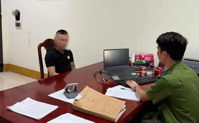 Người đàn ông hành hung tài xế giao hàng trong trường mầm non ở Bắc Ninh Người đàn ông hành hung tài xế giao hàng trong trường mầm non ở Bắc Ninh