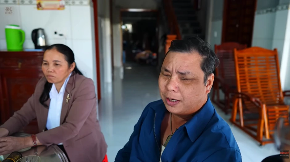 Người đàn ông mù bán tăm bông dạo suốt 34 năm xây nhà 5 tỷ tặng vợ: Hé lộ thu nhập mỗi ngày gây choáng Người đàn ông mù bán tăm bông dạo suốt 34 năm xây nhà 5 tỷ tặng vợ: Hé lộ thu nhập mỗi ngày gây choáng