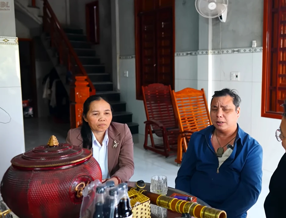 Người đàn ông mù bán tăm bông dạo suốt 34 năm xây nhà 5 tỷ tặng vợ: Hé lộ thu nhập mỗi ngày gây choáng Người đàn ông mù bán tăm bông dạo suốt 34 năm xây nhà 5 tỷ tặng vợ: Hé lộ thu nhập mỗi ngày gây choáng