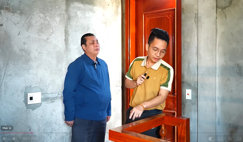 Người đàn ông mù bán tăm bông dạo suốt 34 năm xây nhà 5 tỷ tặng vợ: Hé lộ thu nhập mỗi ngày gây choáng Người đàn ông mù bán tăm bông dạo suốt 34 năm xây nhà 5 tỷ tặng vợ: Hé lộ thu nhập mỗi ngày gây choáng
