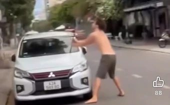 Người đàn ông nước ngoài đập phá ô tô, bẻ cần gạt nước ở Đà Nẵng