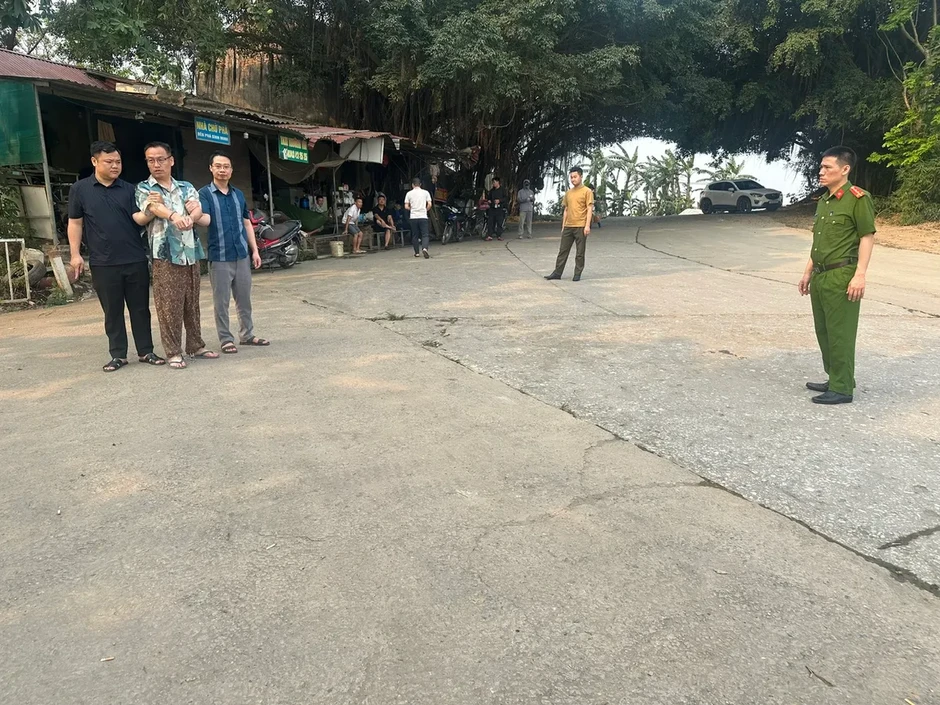 Người đàn ông nước ngoài nổ súng sau va chạm giao thông ở Hưng Yên Người đàn ông nước ngoài nổ súng sau va chạm giao thông ở Hưng Yên