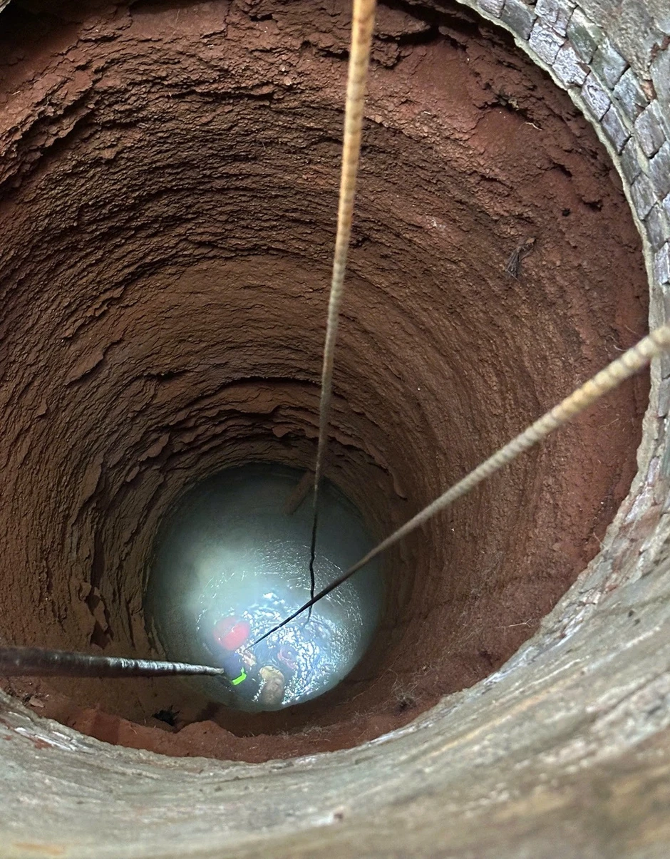 Người đàn ông rơi xuống giếng sâu 35m giữa khu rẫy vắng, cảnh sát đi bộ xuyên rừng để cứu người