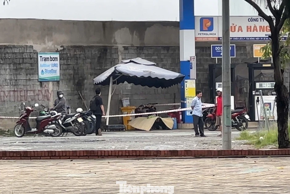 Người đàn ông tử vong bất thường sau khi vào cửa hàng xăng dầu trú mưa Người đàn ông tử vong bất thường sau khi vào cửa hàng xăng dầu trú mưa