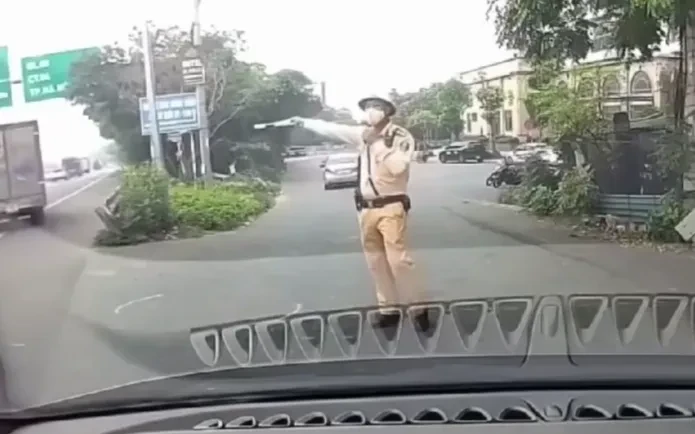 Người đàn ông tự xưng thầy dạy lái ô tô đi sai làn, cãi CSGT Người đàn ông tự xưng thầy dạy lái ô tô đi sai làn, cãi CSGT
