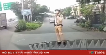 Người đàn ông tự xưng thầy dạy lái ô tô đi sai làn, cãi CSGT