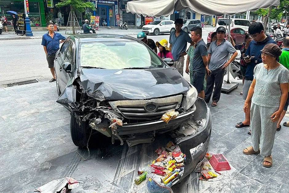 Người dân phá cửa ô tô bốc khói, kịp thời cứu tài xế mắc kẹt Người dân phá cửa ô tô bốc khói, kịp thời cứu tài xế mắc kẹt