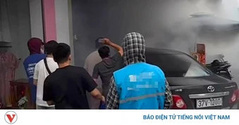 Người dân phá cửa ô tô bốc khói, kịp thời cứu tài xế mắc kẹt