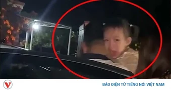 Người dân phá kính cứu bé gái mắc kẹt trong xe ô tô bị khóa
