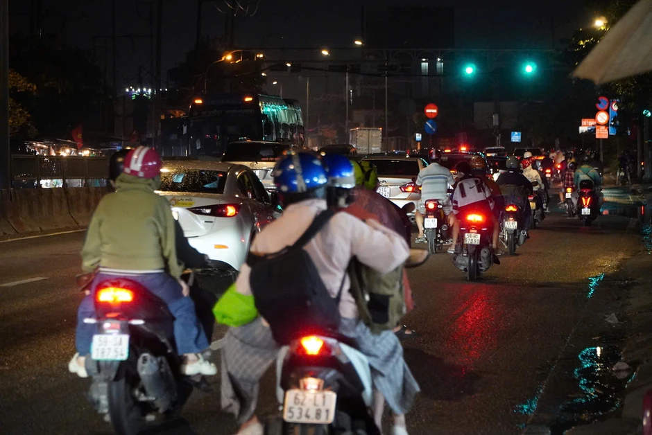 Người dân quay lại TPHCM sau lễ, đường cao tốc và quốc lộ ùn tắc kéo dài Người dân quay lại TPHCM sau lễ, đường cao tốc và quốc lộ ùn tắc kéo dài