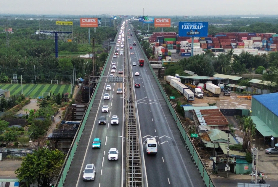 Người dân quay lại TPHCM sau lễ, đường cao tốc và quốc lộ ùn tắc kéo dài Người dân quay lại TPHCM sau lễ, đường cao tốc và quốc lộ ùn tắc kéo dài