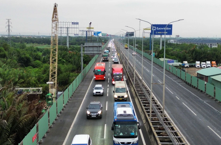 Người dân quay lại TPHCM sau lễ, đường cao tốc và quốc lộ ùn tắc kéo dài Người dân quay lại TPHCM sau lễ, đường cao tốc và quốc lộ ùn tắc kéo dài