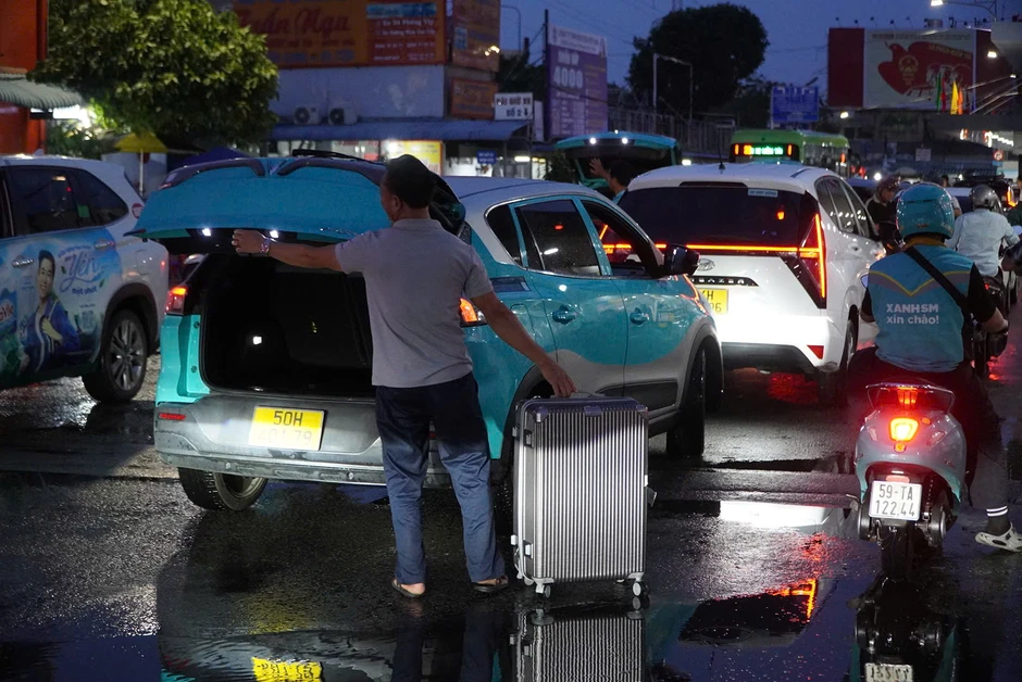 Người dân quay lại TPHCM sau lễ, đường cao tốc và quốc lộ ùn tắc kéo dài Người dân quay lại TPHCM sau lễ, đường cao tốc và quốc lộ ùn tắc kéo dài