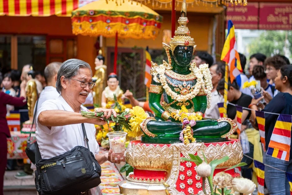 Người dân tại TP.HCM đi chùa tắm Phật, cầu an dịp Tết Chôl Chnăm Thmây Người dân tại TP.HCM đi chùa tắm Phật, cầu an dịp Tết Chôl Chnăm Thmây