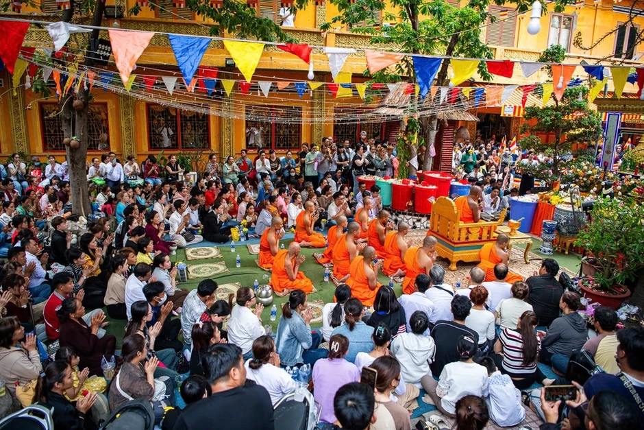 Người dân tại TP.HCM đi chùa tắm Phật, cầu an dịp Tết Chôl Chnăm Thmây Người dân tại TP.HCM đi chùa tắm Phật, cầu an dịp Tết Chôl Chnăm Thmây
