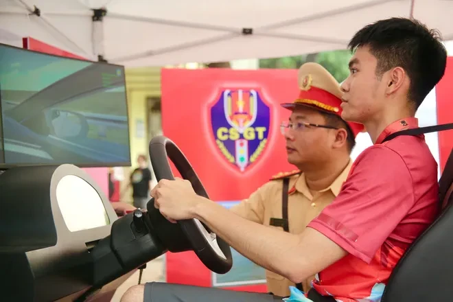Người dân thích thú trải nghiệm làm "chiến sĩ CSGT" tại không gian đi bộ hồ Hoàn Kiếm Người dân thích thú trải nghiệm làm "chiến sĩ CSGT" tại không gian đi bộ hồ Hoàn Kiếm