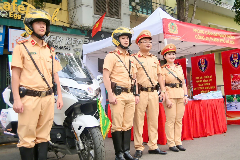 Người dân thích thú trải nghiệm làm "chiến sĩ CSGT" tại không gian đi bộ hồ Hoàn Kiếm Người dân thích thú trải nghiệm làm "chiến sĩ CSGT" tại không gian đi bộ hồ Hoàn Kiếm