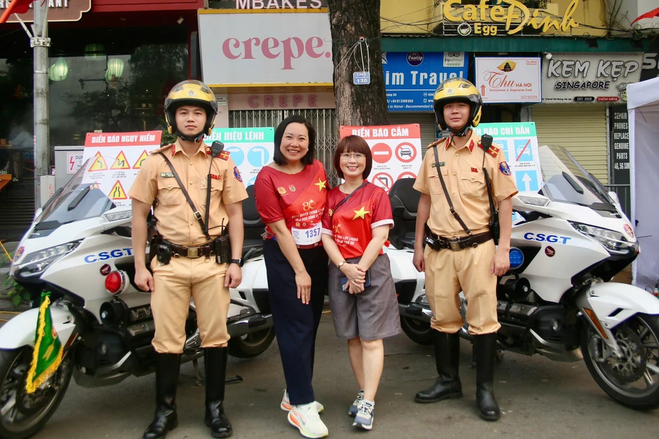 Người dân thích thú trải nghiệm làm "chiến sĩ CSGT" tại không gian đi bộ hồ Hoàn Kiếm Người dân thích thú trải nghiệm làm "chiến sĩ CSGT" tại không gian đi bộ hồ Hoàn Kiếm