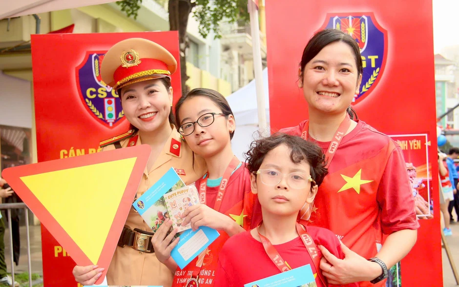 Người dân thích thú trải nghiệm làm "chiến sĩ CSGT" tại không gian đi bộ hồ Hoàn Kiếm Người dân thích thú trải nghiệm làm "chiến sĩ CSGT" tại không gian đi bộ hồ Hoàn Kiếm