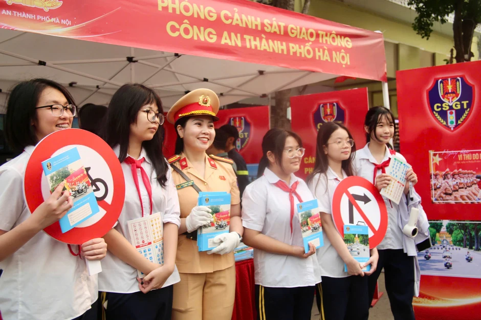 Người dân thích thú trải nghiệm làm "chiến sĩ CSGT" tại không gian đi bộ hồ Hoàn Kiếm Người dân thích thú trải nghiệm làm "chiến sĩ CSGT" tại không gian đi bộ hồ Hoàn Kiếm