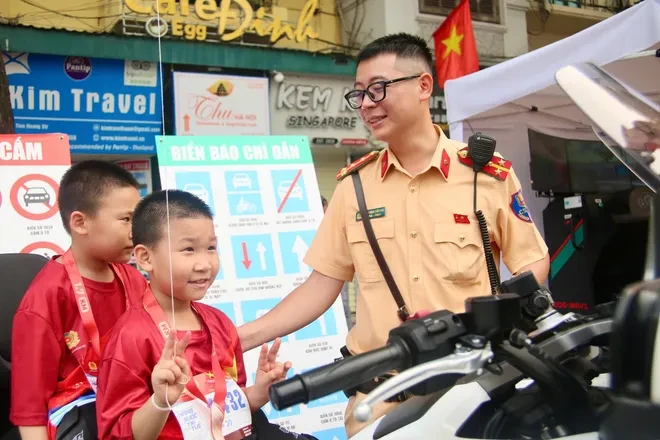 Người dân thích thú trải nghiệm làm "chiến sĩ CSGT" tại không gian đi bộ hồ Hoàn Kiếm Người dân thích thú trải nghiệm làm "chiến sĩ CSGT" tại không gian đi bộ hồ Hoàn Kiếm