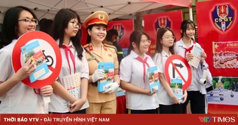 Người dân thích thú trải nghiệm làm "chiến sĩ CSGT" tại không gian đi bộ hồ Hoàn Kiếm