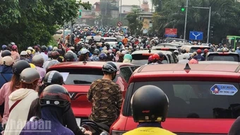 Người dân Thủ đô “xoay xở” khi cầu Long Biên cấm xe