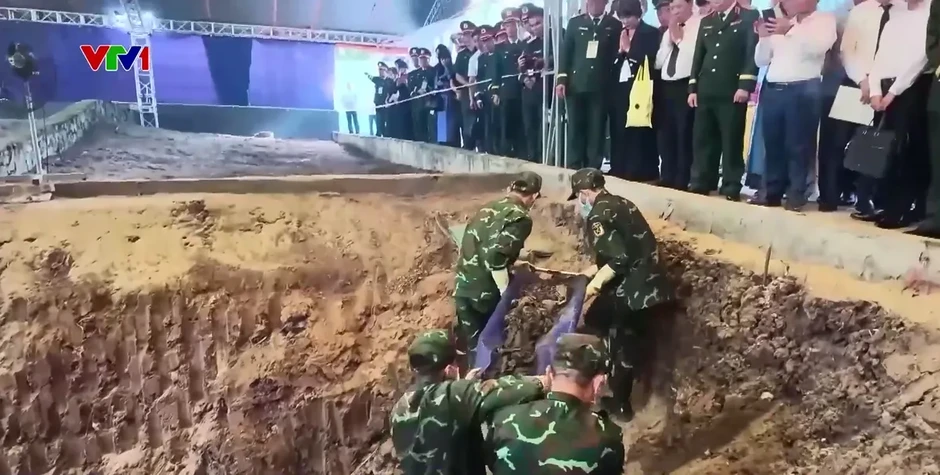 Người dân TP Hồ Chí Minh dâng hương tưởng niệm các Anh hùng liệt sĩ Người dân TP Hồ Chí Minh dâng hương tưởng niệm các Anh hùng liệt sĩ