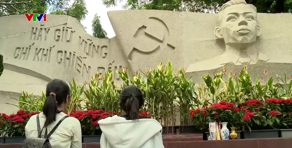 Người dân TP Hồ Chí Minh dâng hương tưởng niệm các Anh hùng liệt sĩ Người dân TP Hồ Chí Minh dâng hương tưởng niệm các Anh hùng liệt sĩ