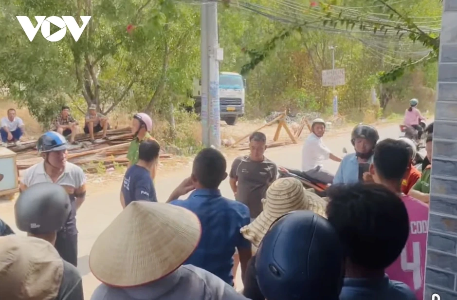 Người dân TP.HCM dựng rào chặn lối ra vào bãi rác Người dân TP.HCM dựng rào chặn lối ra vào bãi rác