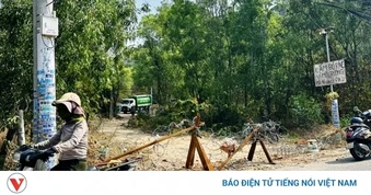 Người dân TP.HCM dựng rào chặn lối ra vào bãi rác