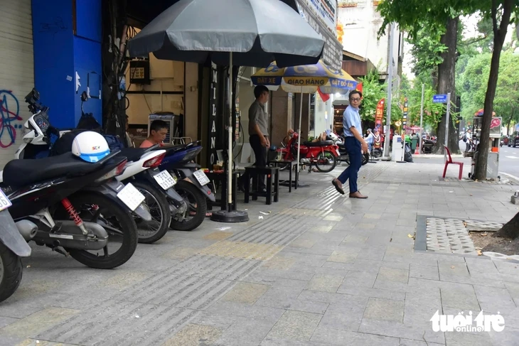 Người dân TP.HCM mong muốn sớm quy định sử dụng vỉa hè cho buôn bán Người dân TP.HCM mong muốn sớm quy định sử dụng vỉa hè cho buôn bán