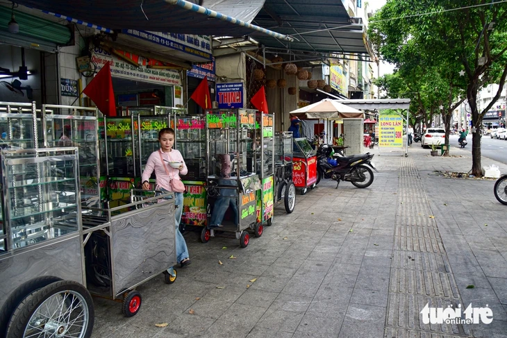Người dân TP.HCM mong muốn sớm quy định sử dụng vỉa hè cho buôn bán Người dân TP.HCM mong muốn sớm quy định sử dụng vỉa hè cho buôn bán